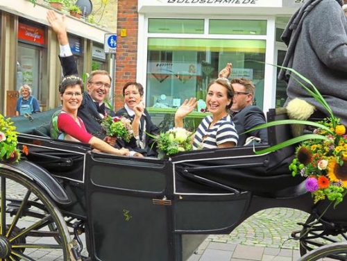 Die neue Königin Claudia Thier (l.) fuhr mit König und Ehemann Franz-Josef Thier und der gleichnamigen Vorsitzenden der Kolpingfamilie Havixbeck sowie dem Königspaar des Vorjahres, Alex Weiper und Isabell Vennemann, gemeinsam in der Kutsche. Foto: Dieter Klein