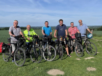 Die Radfahrer von links: Andreas Janning, Tinus Klaphake, Elmar Mühlenbeck, Hermann Kleine- Vorholt (Laterne am Lenker), Siegfried Wallmeyer und Norbert Beumer.