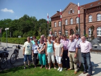 Bei bester Stimmung waren die Kolping-Oldies mit ihren Partnerinnen mit dem Fahrrad unterwegs. Dieses Bild entstand am Bahnhof von Darfeld. 