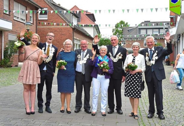 Majestäten der Kolpingfamilie Havixbeck (v.l.): neue Königin Steffi Beermann, neuer König Aaron Knüppel, neue Kaiserin Ulla Lutum, neuer Kaiser Lutz Lutum, Vorjahreskönigin Waltraud Hesselmann, Vorjahreskönig Heinrich Hesselmann sowie das Kaiserpaar 2012 Hanni und Helmut Ahmann. Foto: Iris Bergmann