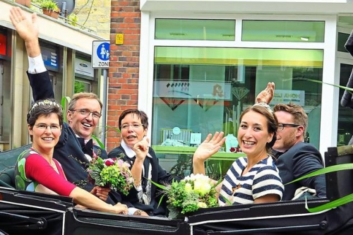 Im vergangenen Jahr winkten (v.l.) das Königspaar Claudia und Franz-Josef Thier, Kolping-Vorsitzende Claudia Thier und die Regenten des Jahres 2013, Alex Weiper und Isabell Vennemann, den Menschen am Straßenrand zu. Foto: Dieter Klein